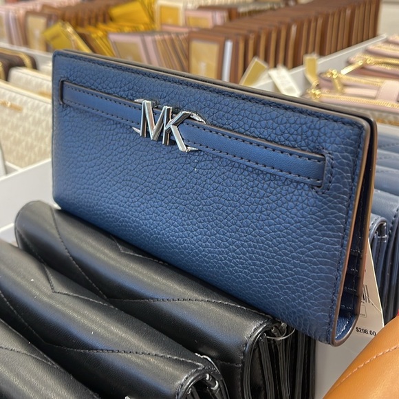 Michael Kors Reed Large Bifold Pebbled Leather Snap Wallet Card Case
Navy
NWT - Picture 9 of 16